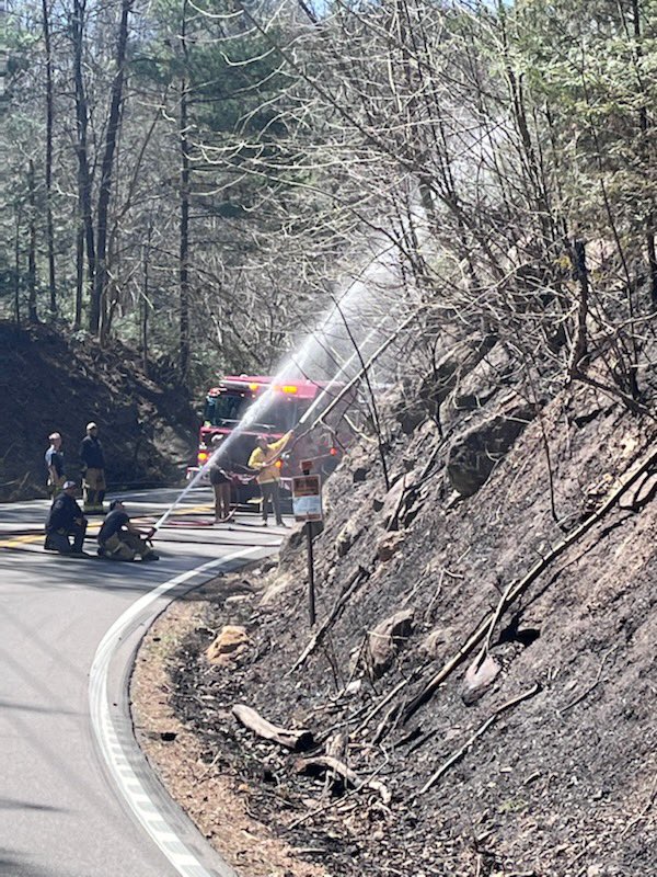 TNCommerceInsur's tweet photo. TDCI Commissioner @Carter_Lawrence, @T_E_M_A Director @patrickcsheehan and staffers are assessing wildfire damages in Sevier County, offering support to firefighters battling the fires, and sharing consumer insurance information with affected homeowners. https://t.co/KyJMx5pLSk