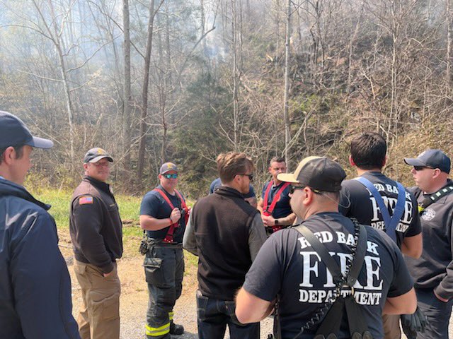 TNCommerceInsur's tweet photo. TDCI Commissioner @Carter_Lawrence, @T_E_M_A Director @patrickcsheehan and staffers are assessing wildfire damages in Sevier County, offering support to firefighters battling the fires, and sharing consumer insurance information with affected homeowners. https://t.co/KyJMx5pLSk
