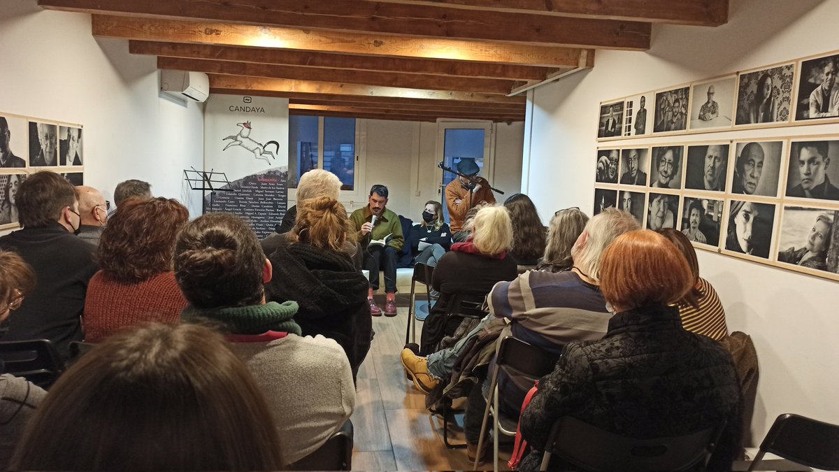 EdCandaya's tweet photo. Otro #ViernesCandaya de lujo en nuestro local de #PobleSec. Estupendas las aproximaciones de nuestros invitados (Bruno Lloret, Juana Gallardo y David&amp;Aitana Yeste) sobre el tema de hoy: #Diásporas. Y como siempre muy bien acompañados con la cerveza que ha presentado @DanielFermun https://t.co/tnOowEix9I