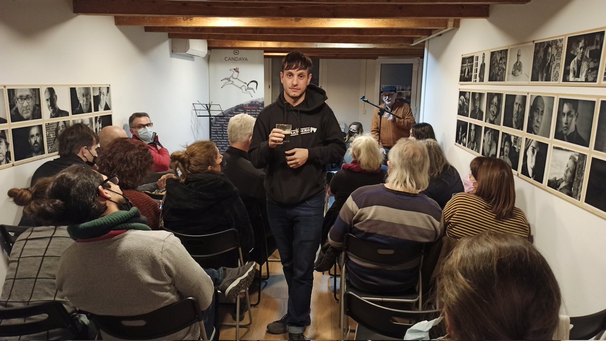 EdCandaya's tweet photo. Otro #ViernesCandaya de lujo en nuestro local de #PobleSec. Estupendas las aproximaciones de nuestros invitados (Bruno Lloret, Juana Gallardo y David&amp;Aitana Yeste) sobre el tema de hoy: #Diásporas. Y como siempre muy bien acompañados con la cerveza que ha presentado @DanielFermun https://t.co/tnOowEix9I