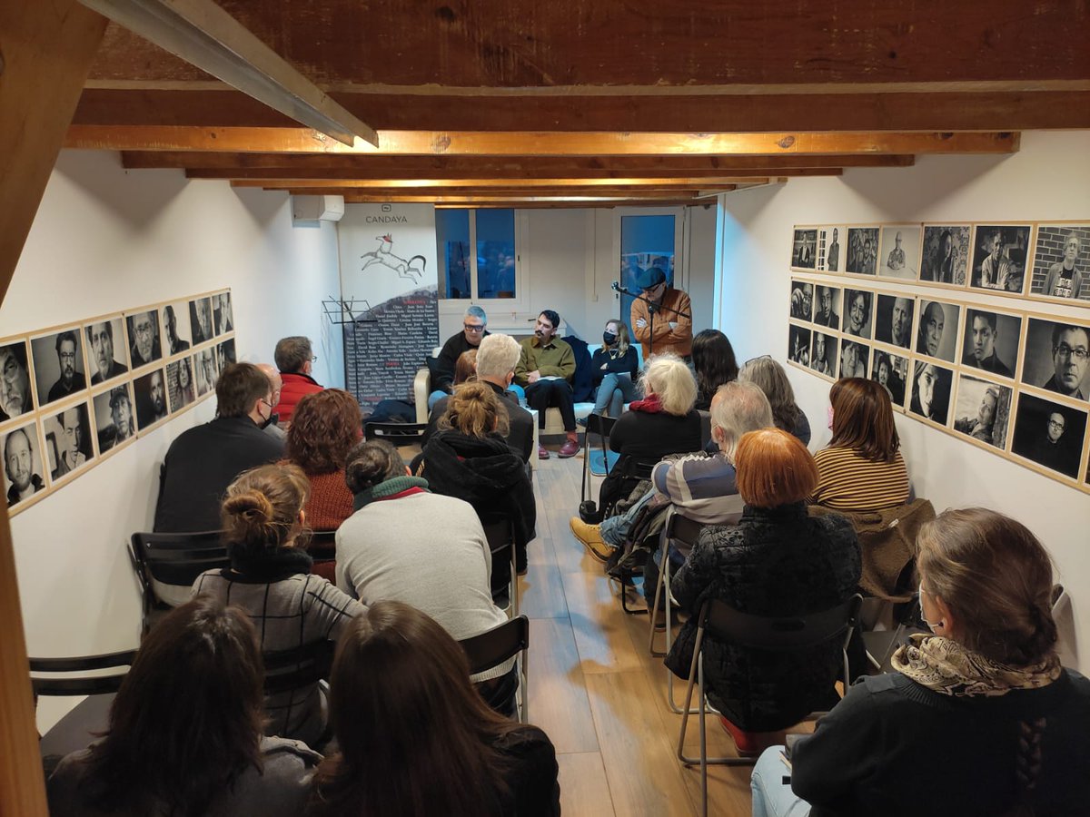 EdCandaya's tweet photo. Otro #ViernesCandaya de lujo en nuestro local de #PobleSec. Estupendas las aproximaciones de nuestros invitados (Bruno Lloret, Juana Gallardo y David&amp;Aitana Yeste) sobre el tema de hoy: #Diásporas. Y como siempre muy bien acompañados con la cerveza que ha presentado @DanielFermun https://t.co/tnOowEix9I