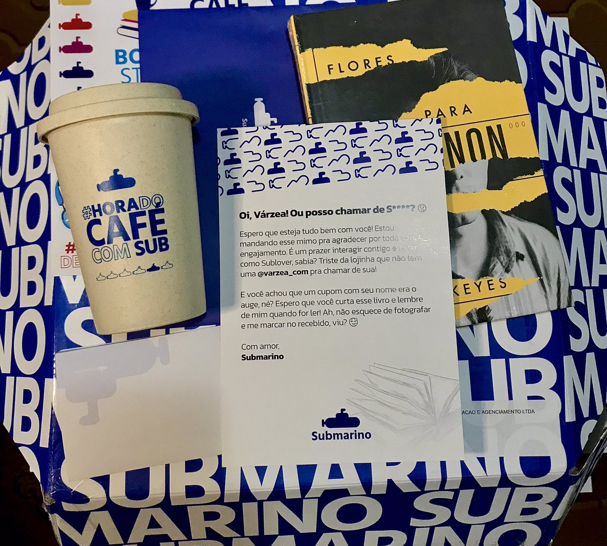 varzea_com's tweet photo. O UNBOXING DE MILHÕES VEIO AÍ🗣🗣🗣🥹🥹🥹💙💙💙💙🫰🏼🫰🏼🫰🏼 MUITO obrigada @submarino pelo #submimo vou usar e guardar tudo com muito carinho (vou até procurar um quadro pra emoldurar a cartinha) !! GRATIDÃO!!! #LivroÉNoSub https://t.co/0yIKmgnSuo