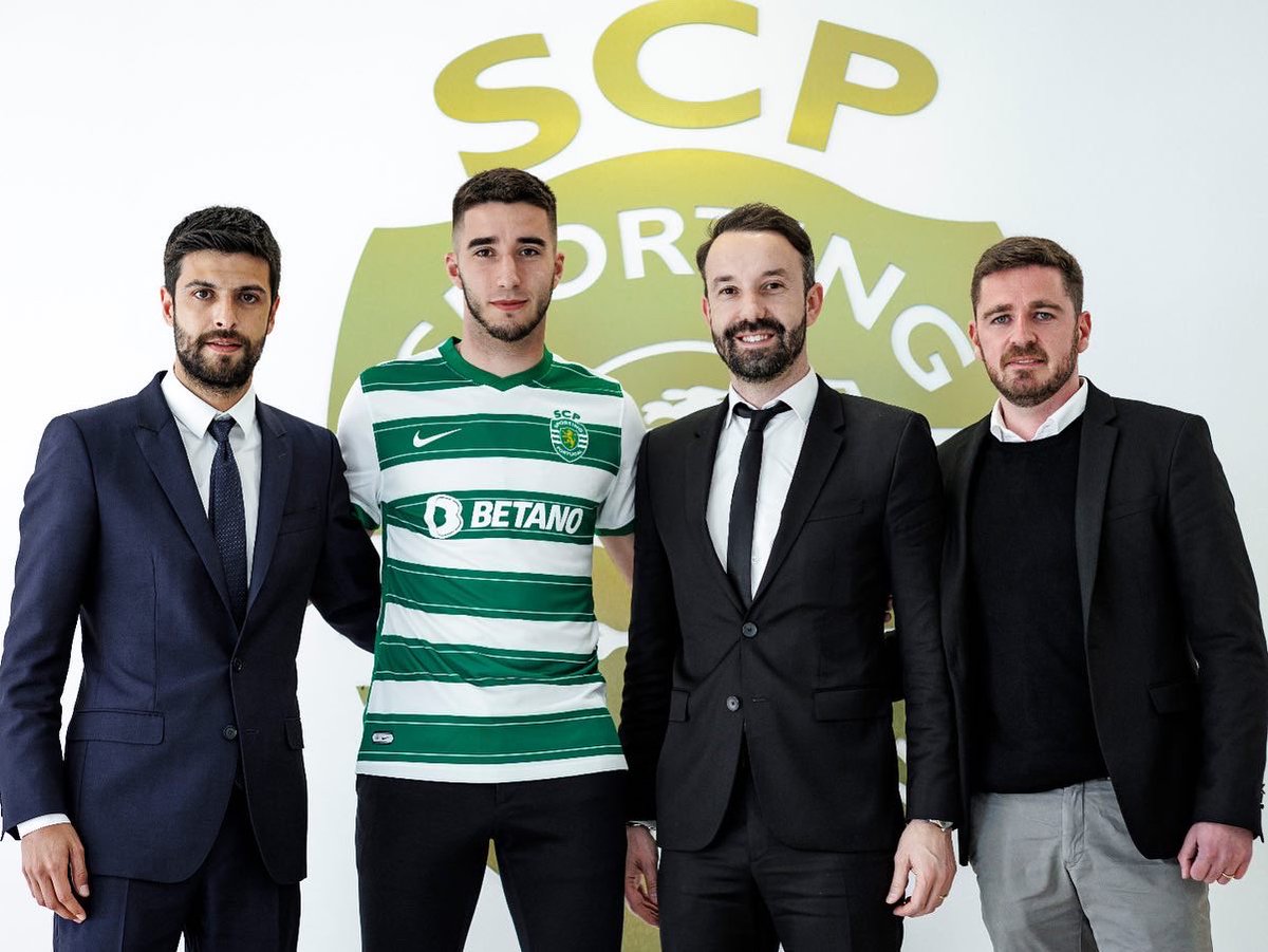 Goncaloinacio25's tweet photo. Muito feliz e orgulhoso por continuar a jogar pelo meu clube. Desde o Pólo EUL até ao Estádio José Alvalade aprendi que os sonhos se conquistam com muita dedicação e trabalho. Assim continuarei, a dar tudo de leão ao peito! Vamos por mais. #EuSouSporting 💚 https://t.co/IXYCTDxcdj