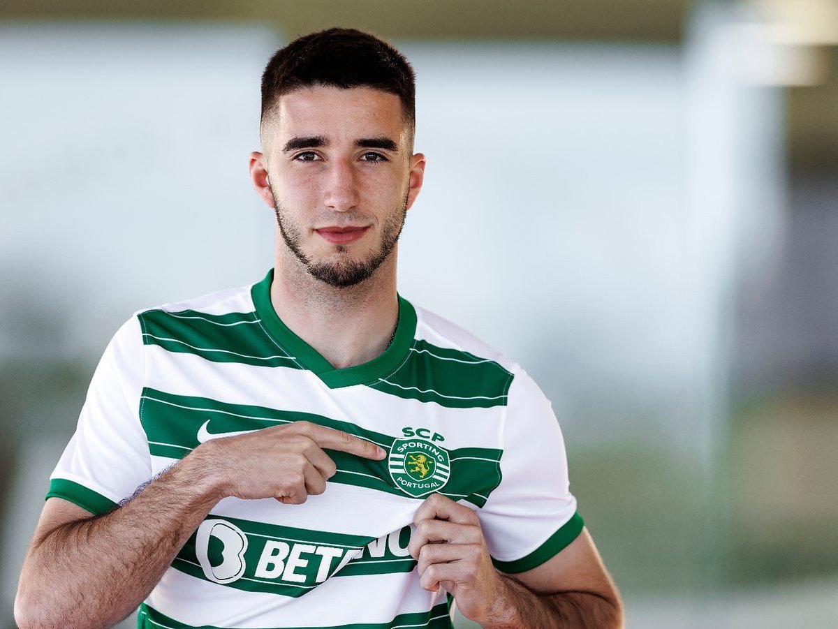 Goncaloinacio25's tweet photo. Muito feliz e orgulhoso por continuar a jogar pelo meu clube. Desde o Pólo EUL até ao Estádio José Alvalade aprendi que os sonhos se conquistam com muita dedicação e trabalho. Assim continuarei, a dar tudo de leão ao peito! Vamos por mais. #EuSouSporting 💚 https://t.co/IXYCTDxcdj