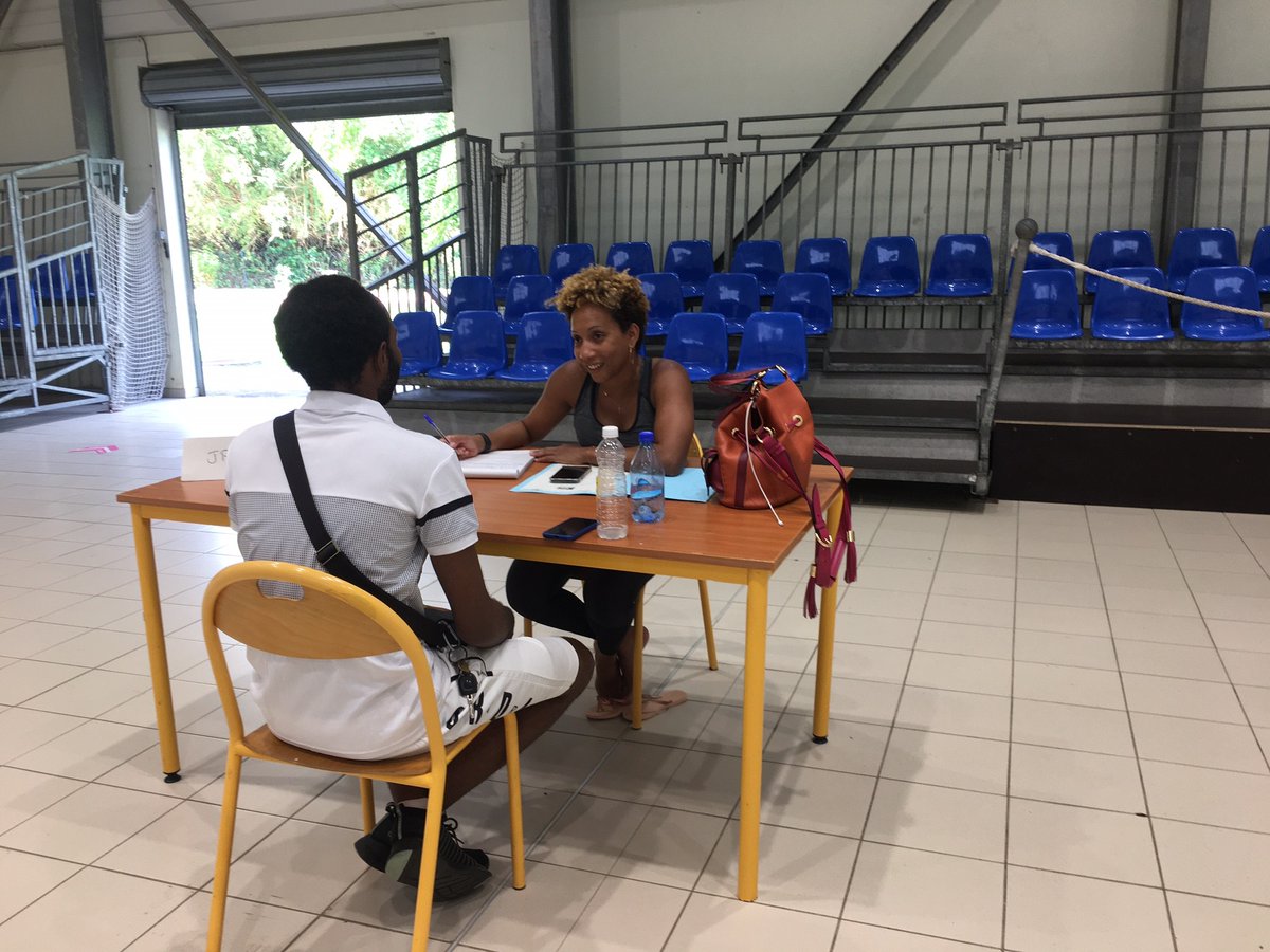Recrutement en cours pr la 1ère édition de #StadeVerslEmploi. Postes proposés : Community manager, webdesigner, chauffeur poids lourds, cuisinier, crêpier pizzaiolo, agent magasinier, préparateur de commande, employé de libre-service, personnel de salle, conducteur de bus – H/F)