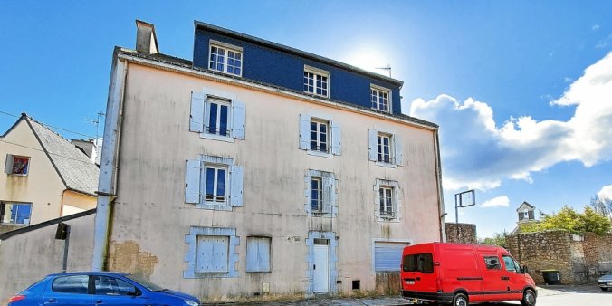 F_Desouche's tweet photo. Lorient (56) : en pleine nuit, ils débarquent chez lui, violent sa compagne puis le séquestrent pendant quatre jours - https://t.co/9iT0PsQiA4 https://t.co/P0Zua8A1HP