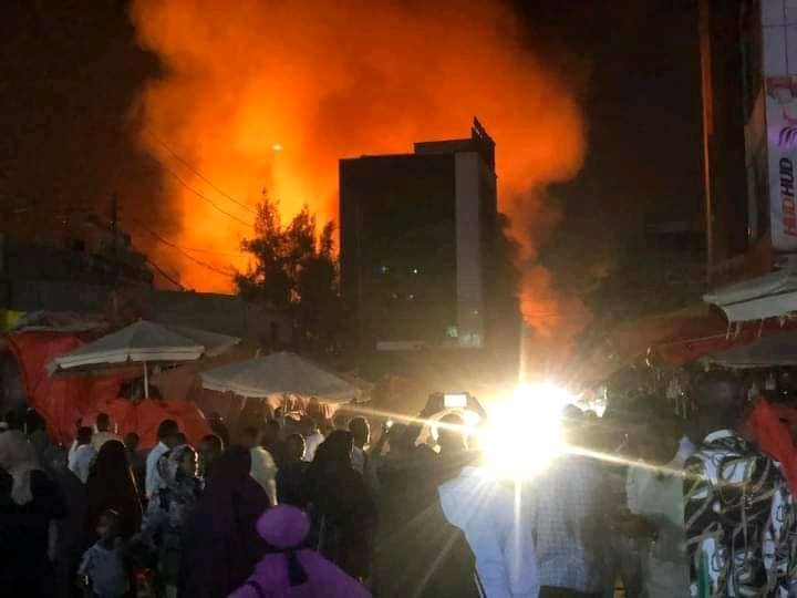SoomaaliLady's tweet photo. Wali lama xakamayn dab xooggan oo caawa ka kacay suuqa Waaheen ee magaalada Hargaysa.
Hantidii u badneyd ee magaaladu caawa way gubatay dhaawacna waa la sheegayaa. https://t.co/cSjC6o7S3p