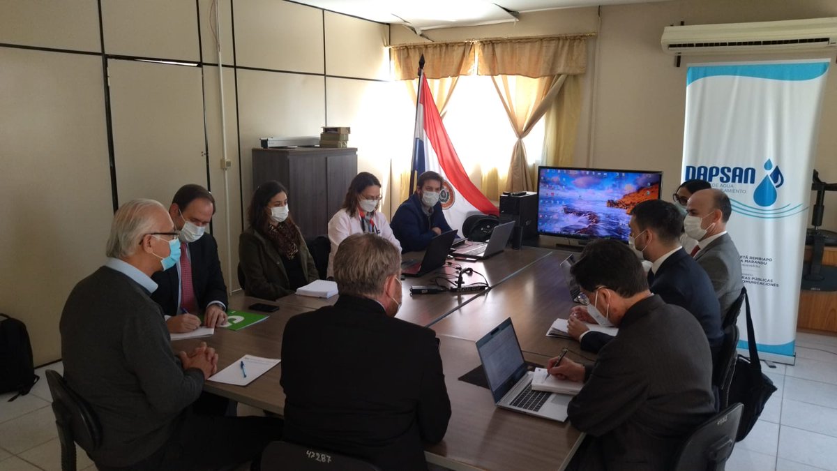 mopcparaguay's tweet photo. Representantes de @AgendaCAF, autoridades de #DAPSAN del MOPC y del ministerio de @Haciendapy se reunieron con el propósito de avanzar en la estructuración de operaciones con líneas de financiamientos “verdes” o ambientales.
Más detalles 👉 https://t.co/AGTn64PeAb https://t.co/waYIOzOmcy