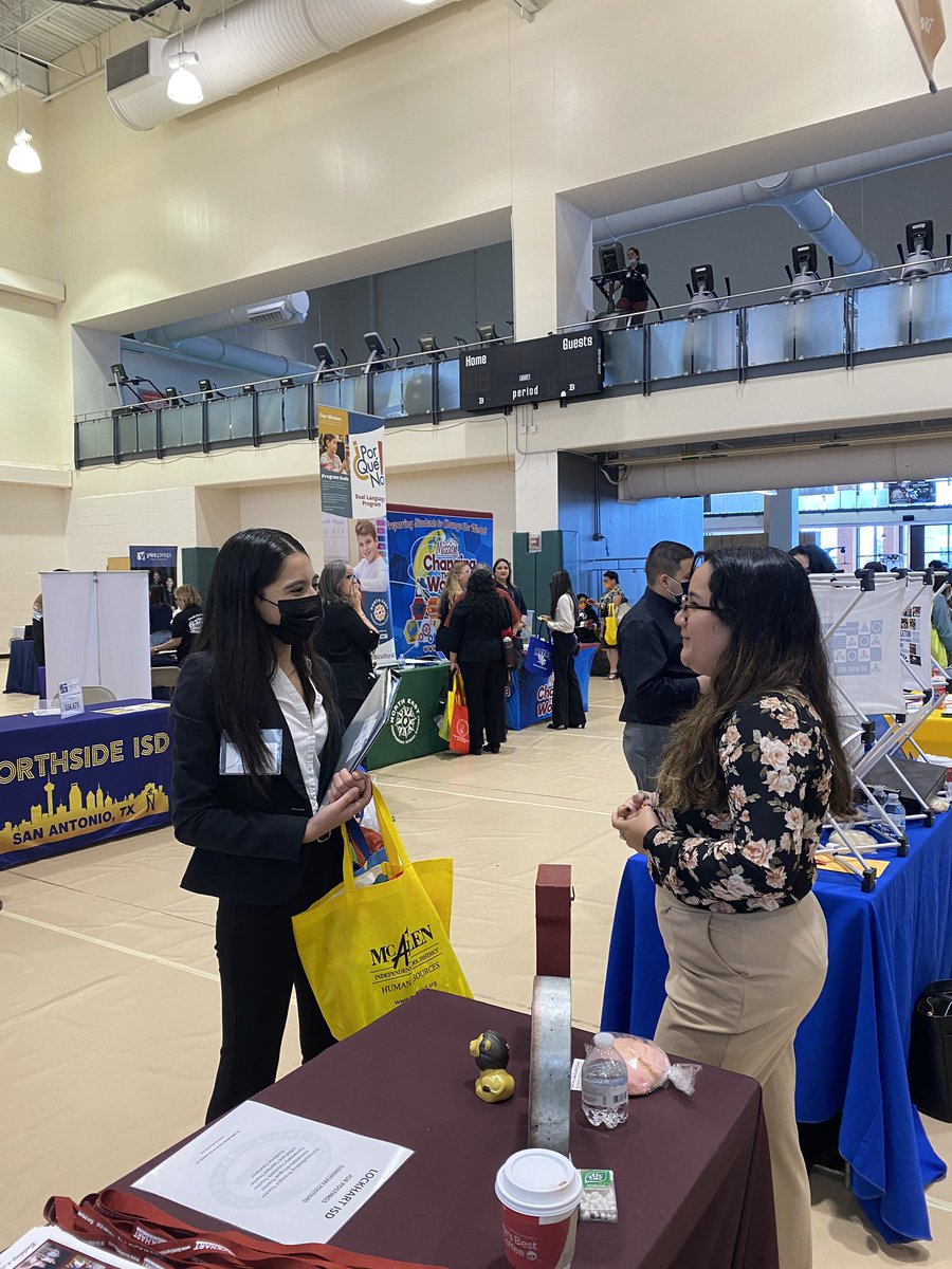 eXpfamilia's tweet photo. It was an awesome job fair @utrgv I was able to connect with many friends and met new ones as well.  The Lockstar was @MsAlfaro2❤️ So humbled to recruit alongside this amazing teacher🦁#LockHeart4People @SouthpawEdu @stepharillo @plumcreekelem @Alcccdn https://t.co/JIVIWjM3xB