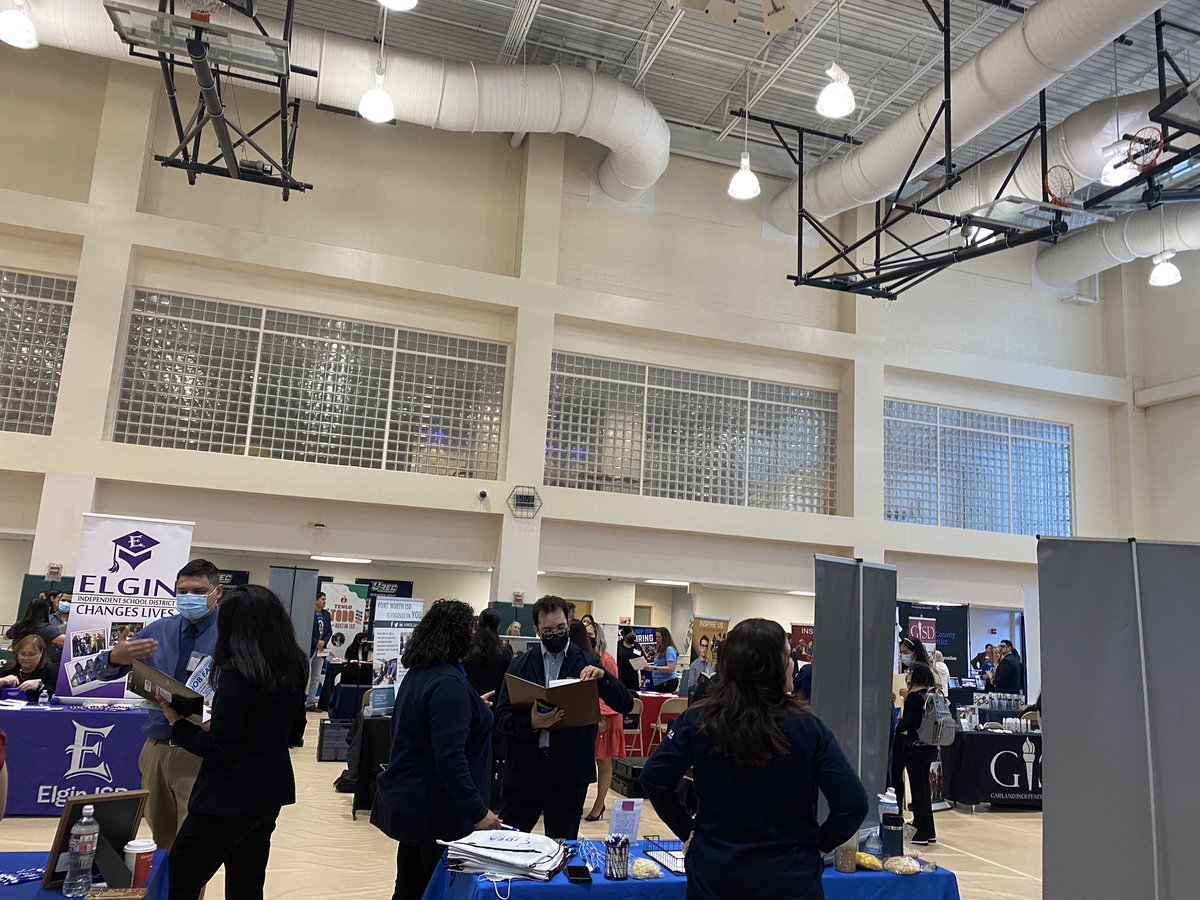 eXpfamilia's tweet photo. It was an awesome job fair @utrgv I was able to connect with many friends and met new ones as well.  The Lockstar was @MsAlfaro2❤️ So humbled to recruit alongside this amazing teacher🦁#LockHeart4People @SouthpawEdu @stepharillo @plumcreekelem @Alcccdn https://t.co/JIVIWjM3xB