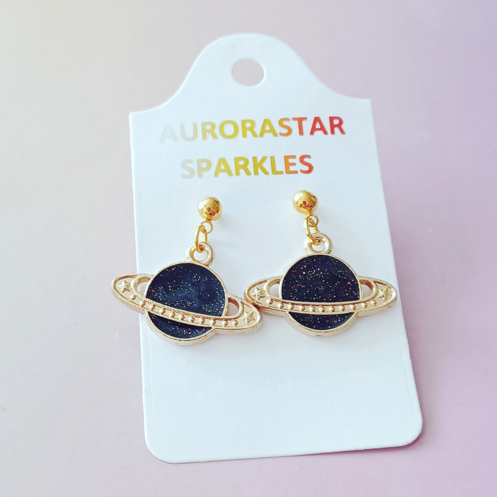 aurorastar1007's tweet photo. Loving these sparkly planet earrings I have in my shop ๐ฅฐ๐ช
https://t.co/hauM7YGmI1
#MHHSBD #craftfriday #shophandmadehour #makehandmadehr #jewellery #handmade #earrings https://t.co/wO0UXEa5Vy