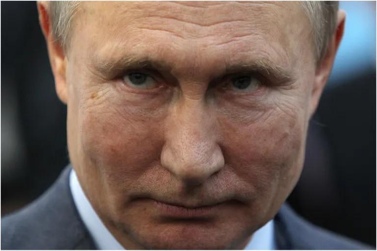 LANACION's tweet photo. Un medio ruso afirma que Vladimir Putin tiene cáncer de tiroides https://t.co/AjFh1vY8Qv https://t.co/9jZzRwxHOn
