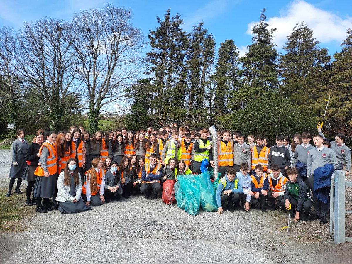 iskillorglin's tweet photo. KWD County Clean Up 2022. Well done to our green schools officer Cormac and all the 2nd year students participating in the county clean up today. Great work done in keeping our town clean. #countycleanup #killorglintidytowns #kwd @kwd_official https://t.co/k10poBigH9