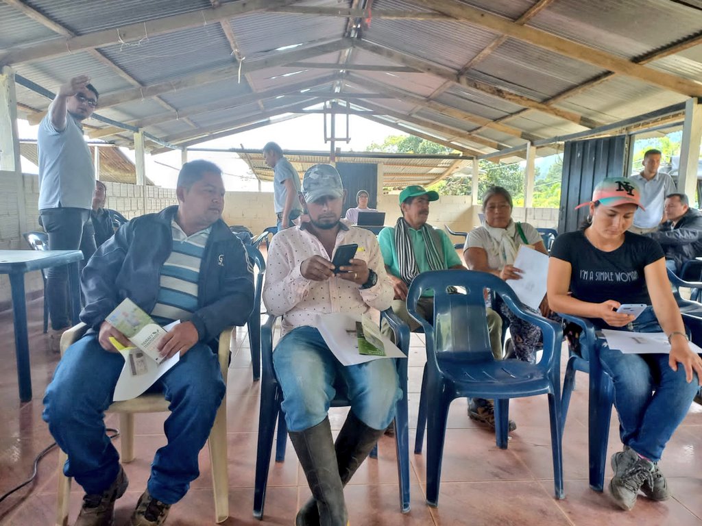 ColombiaOEI's tweet photo. Avanza Tierras y Territorios Sostenibles para la Paz en San Vicente del Caguán, con gran acogida los solicitantes participan en las jornadas FISO que se desarrollan en las veredas los Andes y Guayabal. ANT y OEI, unidos por la formalización de la propiedad rural. https://t.co/MhVChn7fXA