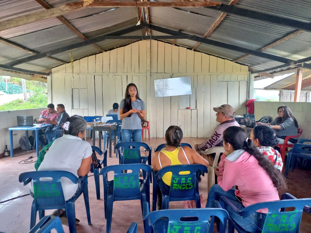 ColombiaOEI's tweet photo. Avanza Tierras y Territorios Sostenibles para la Paz en San Vicente del Caguán, con gran acogida los solicitantes participan en las jornadas FISO que se desarrollan en las veredas los Andes y Guayabal. ANT y OEI, unidos por la formalización de la propiedad rural. https://t.co/MhVChn7fXA