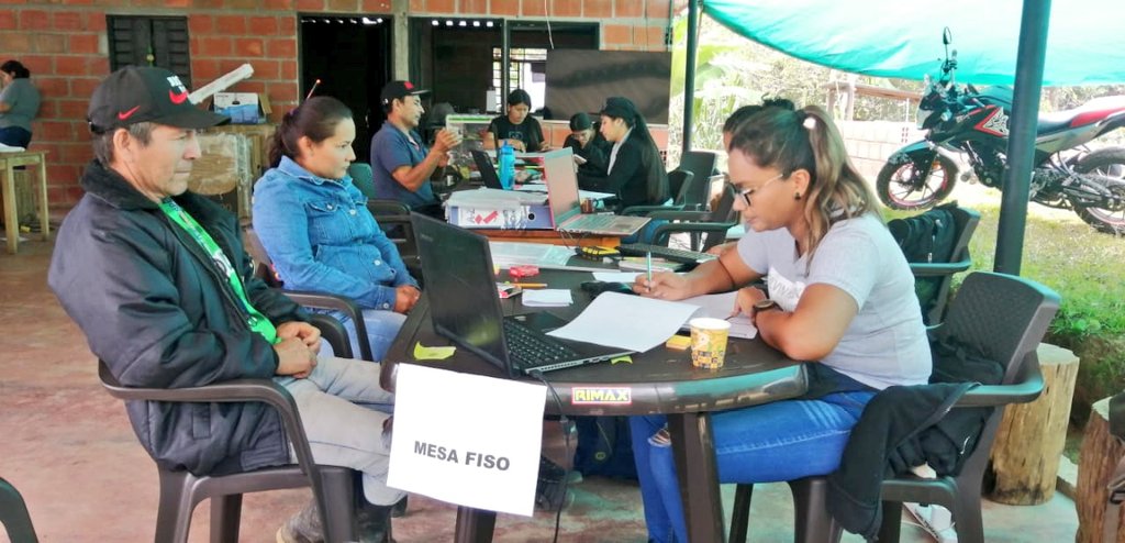 ColombiaOEI's tweet photo. Avanza Tierras y Territorios Sostenibles para la Paz en San Vicente del Caguán, con gran acogida los solicitantes participan en las jornadas FISO que se desarrollan en las veredas los Andes y Guayabal. ANT y OEI, unidos por la formalización de la propiedad rural. https://t.co/MhVChn7fXA
