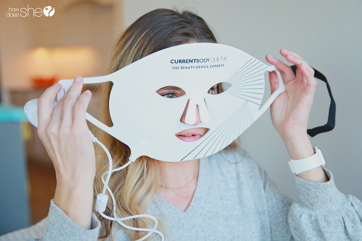 howdoesshe's tweet image. Fun to see our favorite LED masks worn by Kourtney Kardashian and Olivia Colman to prep for the Oscars this year.👍 #ad howdoesshe.com/look-like-your…