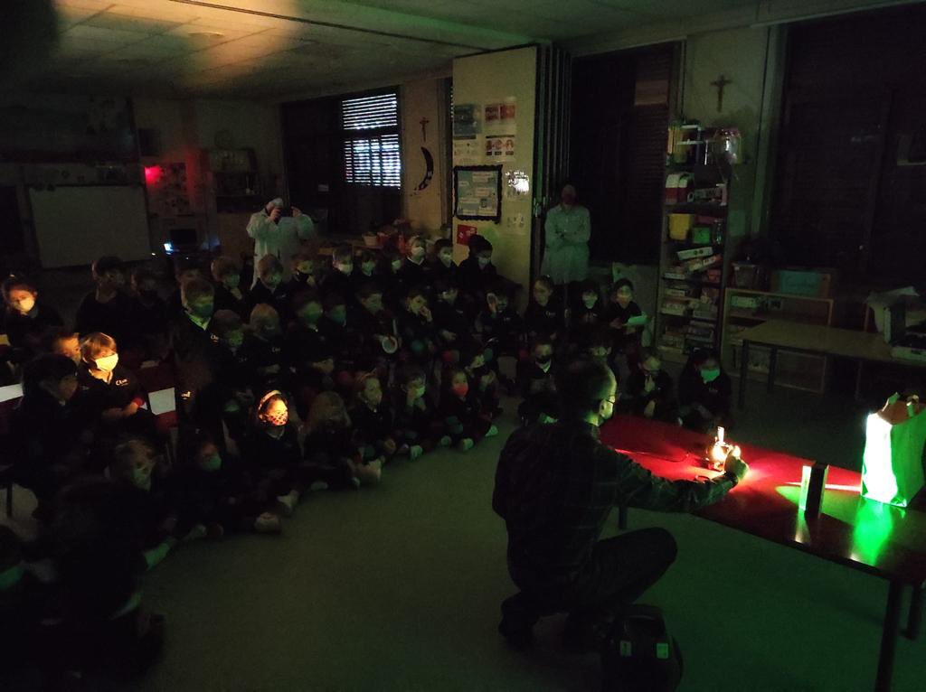 infantilarra's tweet photo. Ayer, los niños de 2º de Infantil pudieron disfrutar con los experimentos con luces, prismas y punteros láser de David, padre de un alumno. ¡Fue muy interesante y divertido!
#2ºInfantil #familiaescuela #participaciónfamilias #proyecto #proyectoinspira https://t.co/0M4TkDShPD