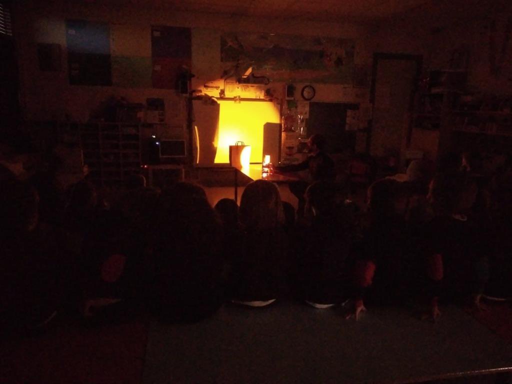 infantilarra's tweet photo. Ayer, los niños de 2º de Infantil pudieron disfrutar con los experimentos con luces, prismas y punteros láser de David, padre de un alumno. ¡Fue muy interesante y divertido!
#2ºInfantil #familiaescuela #participaciónfamilias #proyecto #proyectoinspira https://t.co/0M4TkDShPD