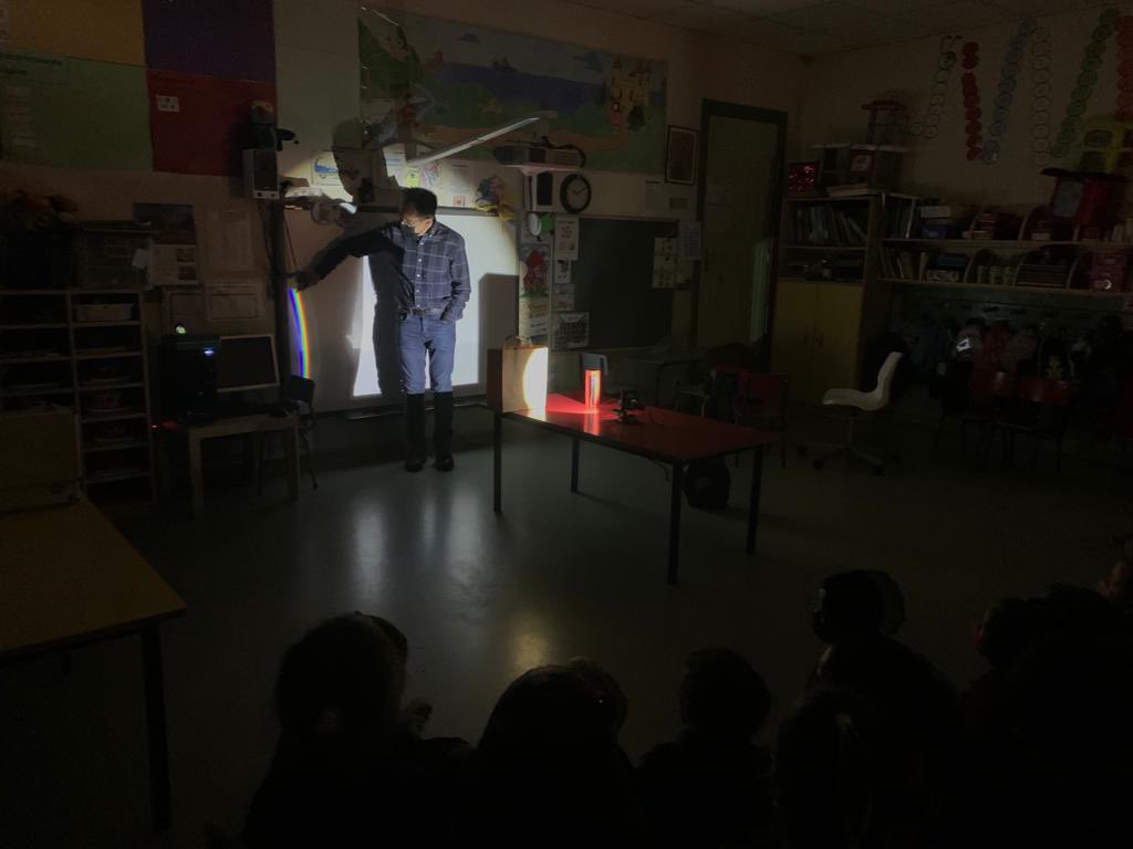 infantilarra's tweet photo. Ayer, los niños de 2º de Infantil pudieron disfrutar con los experimentos con luces, prismas y punteros láser de David, padre de un alumno. ¡Fue muy interesante y divertido!
#2ºInfantil #familiaescuela #participaciónfamilias #proyecto #proyectoinspira https://t.co/0M4TkDShPD