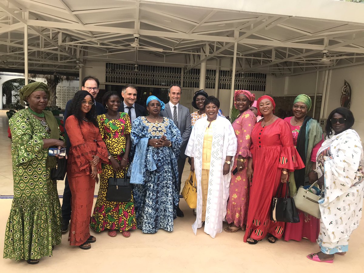 MakalCAMARA3's tweet photo. Café débat cette après-midi à 16h à la résidence de l’Ambassadeur de France en Guinée où LGP a été reçue. Mille merci à son Excellence Marc Fonbaustier et son équipe pluridisciplinaire. https://t.co/ir5irE1Jj1