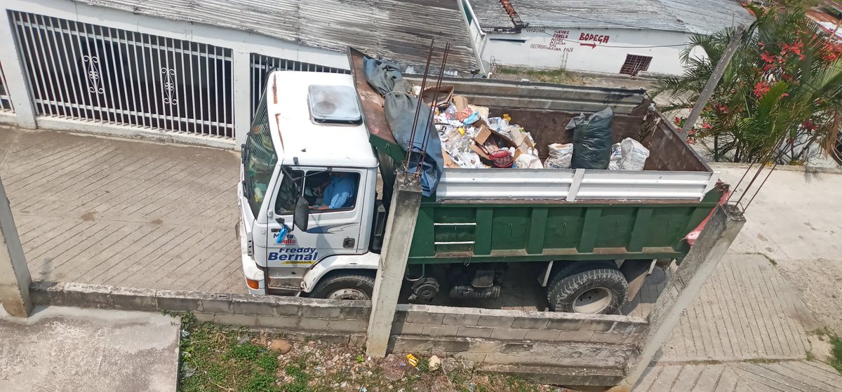 CLAPLOSTARIBAS1's tweet photo. Gracias a nuestra alcaldesa @martagallo y a nuestro gobernador @FreddyBernal volvio el camion del aseo a nuestra comunidad después de 4 años... https://t.co/nHf7XwsgMu