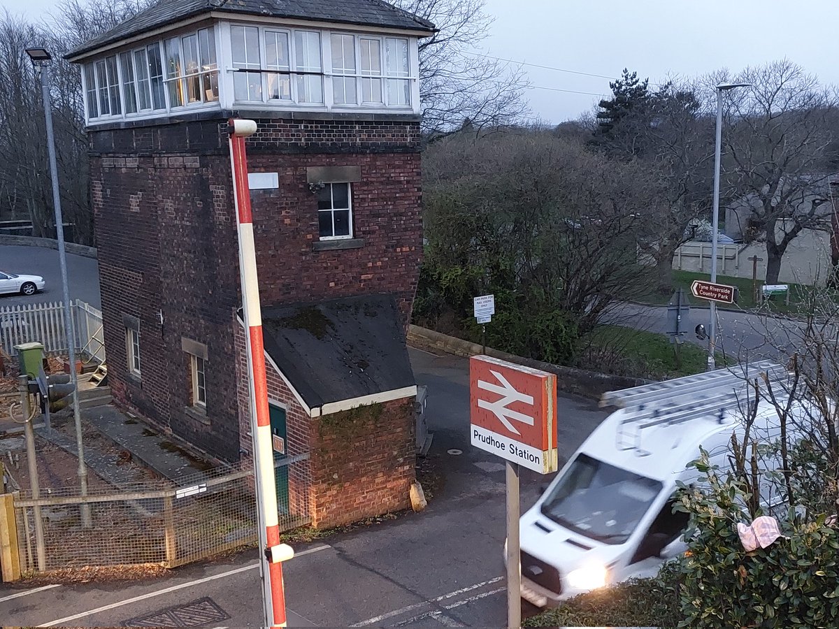 WandererWelsh's tweet photo. I don't think I've seen the word "station" needlessly added to signage in such a way before. Perhaps @_doublearrow can elaborate? https://t.co/ACFKTVuJa0