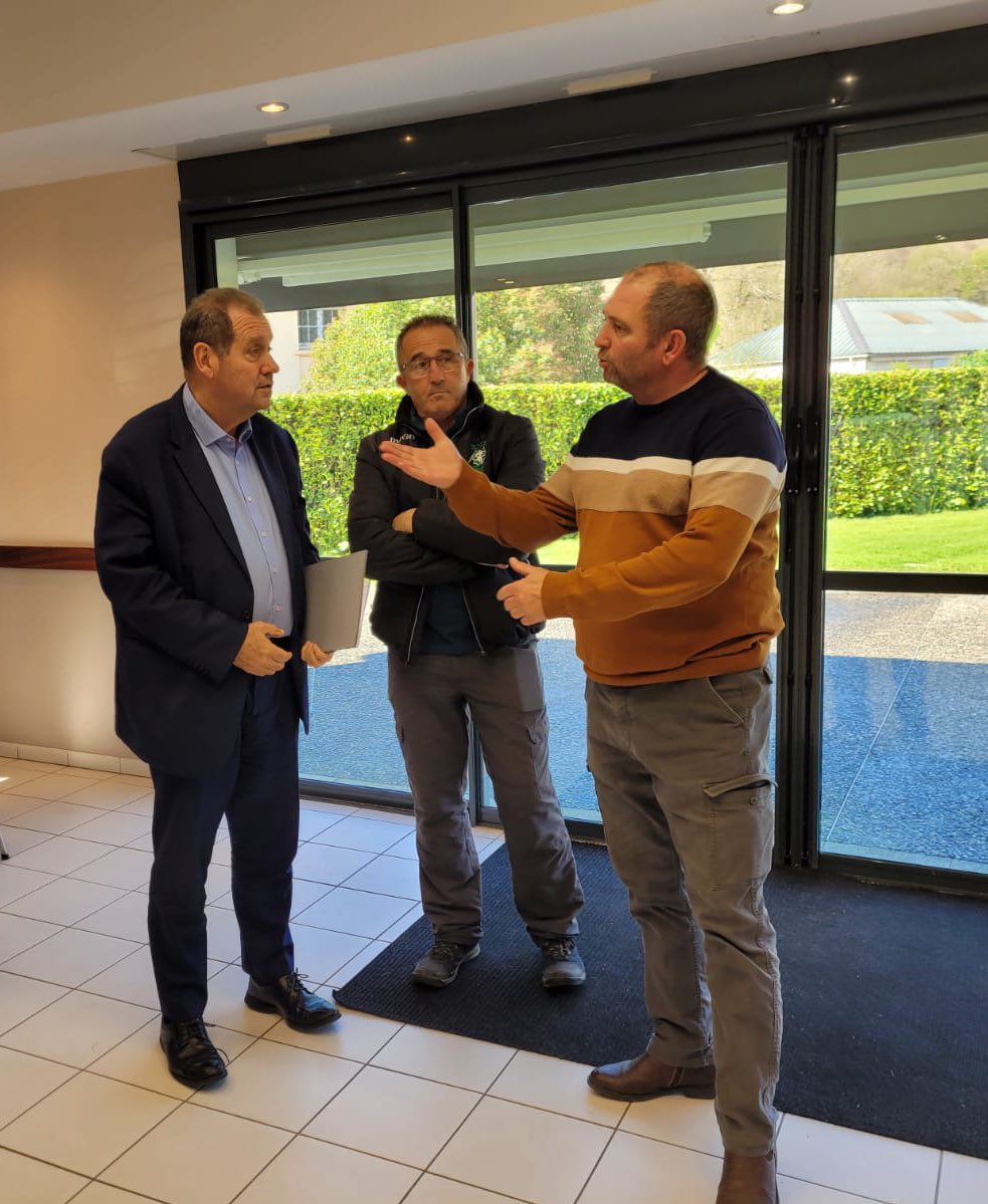 max_brisson's tweet photo. 🔹Une journée de rencontres avec les #maires de l’ancien canton de #Oloron Est.
Merci à Sylvie Betat, maire de #Escout et Didier Loustau, maire de #Goés, pour ces moments d’échanges sur leurs projets.
De beaux exemples de la vitalité des équipes municipales.
#SenateurdeTerrain https://t.co/j2Cm5P41UB