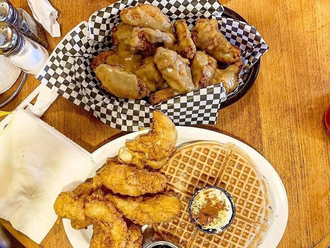 NMMagazine's tweet photo. You came to Frank's Famous Chicken and Waffles for the great soul food, but stick around for the old-school tunes from Chaka Khan and Marvin Gaye, vintage-style concert posters and shrine to Prince. https://t.co/nWUHPAnY3t https://t.co/NXbGq0H3S4