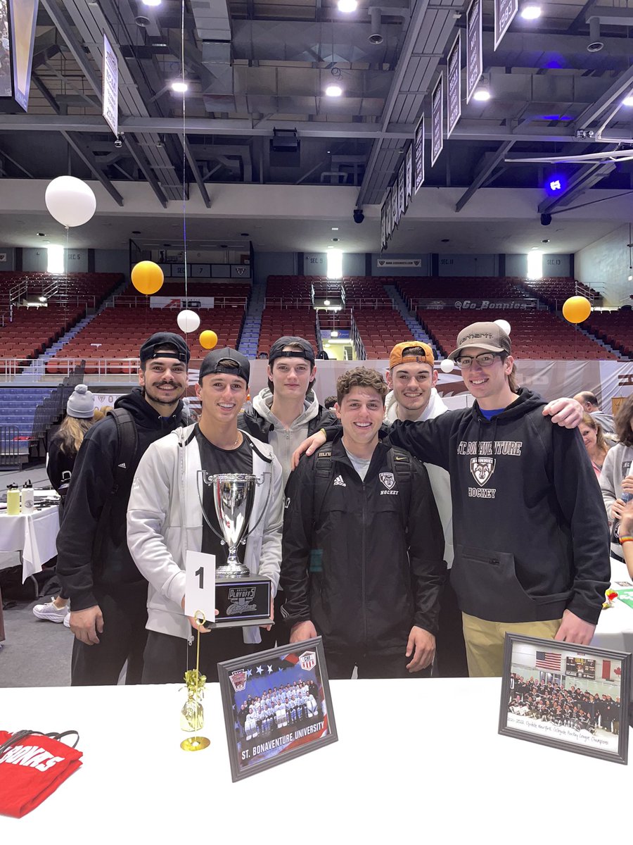 BonniesHockey's tweet photo. The future is looking bright. The boys spoke to many incoming hockey freshman at Spring Into Bonas today. BUZZ BUZZ 🐝 https://t.co/AjUXVxKbfx