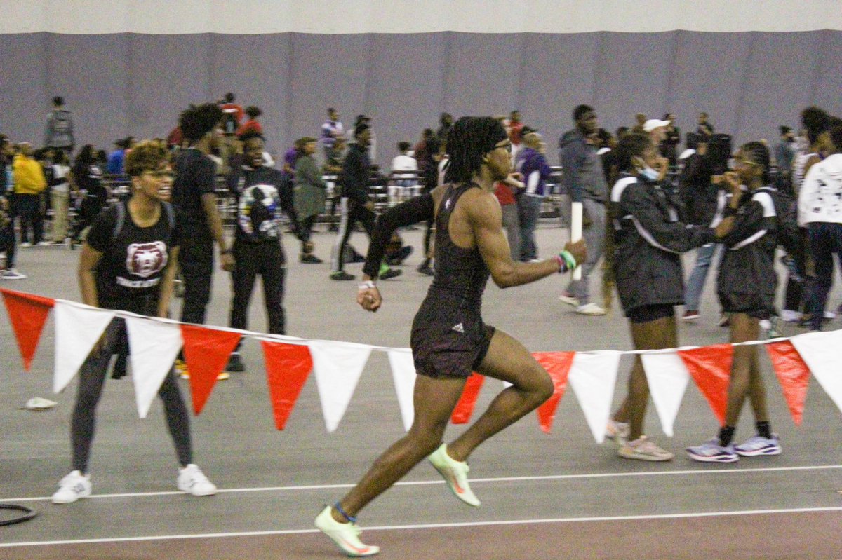 KahlilWynn__'s tweet photo. Sophomore year being my first year doing indoor it was pretty good .. Got a 400 PR of 51 seconds .. 800 PR of 2:04 .. Time to get better for outdoor season 💯 https://t.co/VOwB3x3XBe
