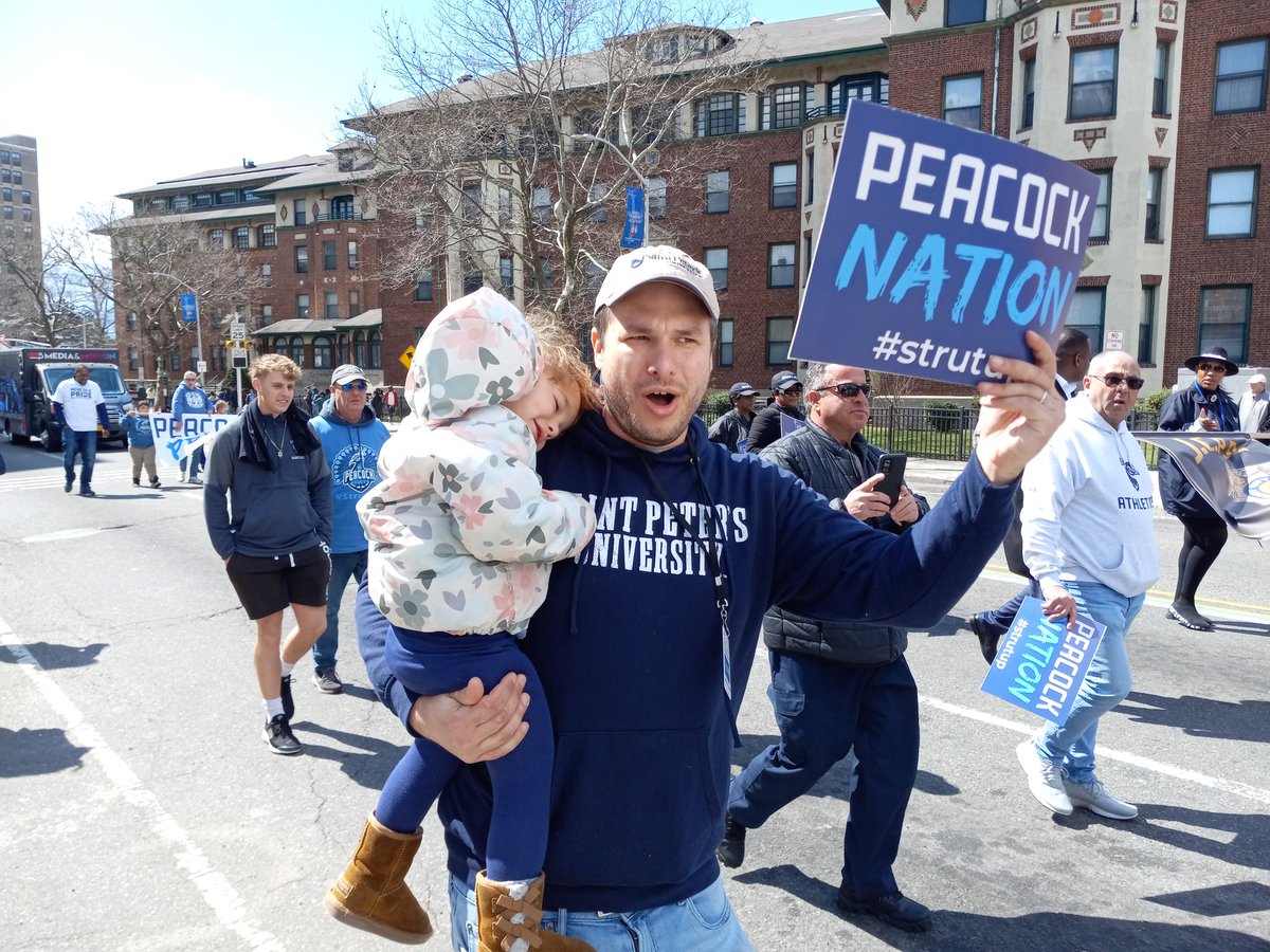 HudProgressives's tweet photo. Cheers to everyone who came out to the @PeacocksMBB parade today. #StrutUp https://t.co/eABbpvabWG
