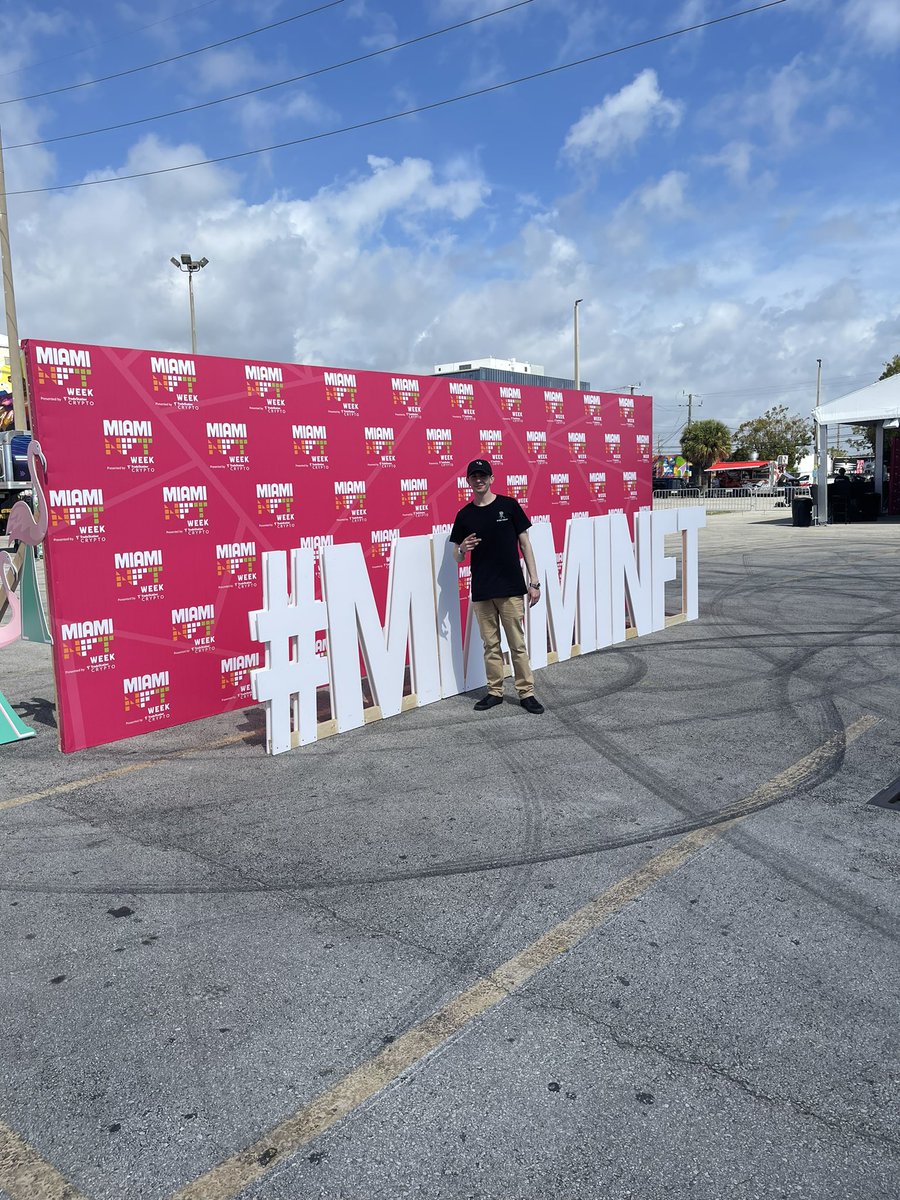 GlobalNoble33's tweet photo. #nftmiami is dope! Would love to link up and connect irl if you’re here! #beebeep 🤖 https://t.co/LXBuw2ASH1