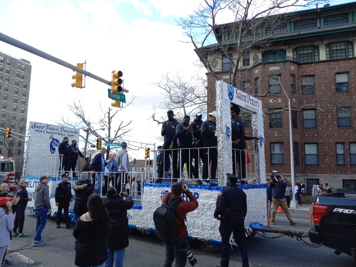 HudProgressives's tweet photo. Cheers to everyone who came out to the @PeacocksMBB parade today. #StrutUp https://t.co/eABbpvabWG