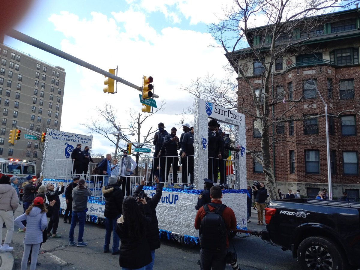 HudProgressives's tweet photo. Cheers to everyone who came out to the @PeacocksMBB parade today. #StrutUp https://t.co/eABbpvabWG