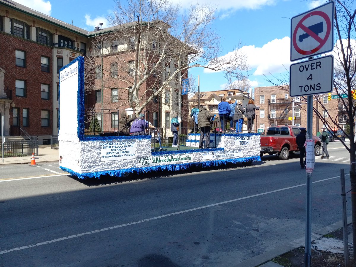 Cheers to everyone who came out to the <a href="/PeacocksMBB/">Saint Peter's Men's Basketball</a> parade today. #StrutUp