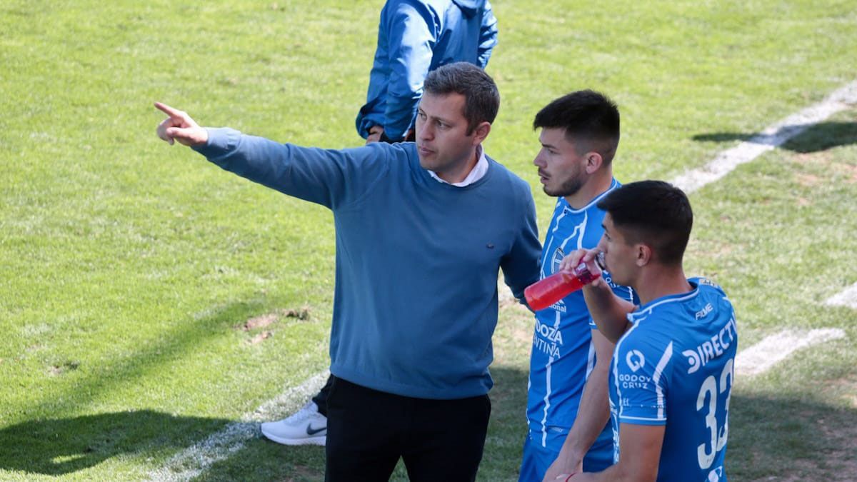 nahuelfutbol's tweet photo. Diego Flores está comprometido con el momento de #GodoyCruz y no tiene intenciones de renunciar post #EDLP, la única forma de la que pueda dejar el cargo es que sea despedido. La info que yo tengo, es que se juega su futuro en los partidos contra Estudiantes y Arsenal de Sarandi. https://t.co/IF3N15lJAk