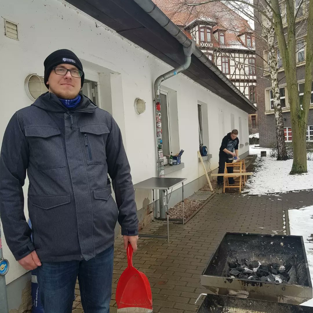An diesem #Wochenende ist unsere jährliche KREA - das heißt: Siebdruck, Transparente malen und einen neuen Tresen in unserem offenen Jugendbüro filler bauen.💪🏾  ...und natürlich wird gebraten (Hochdeutsch: gegrillt) - trotz Schnee &amp; Kälte.#dgbjugend  #waswirnichtalleskönnen