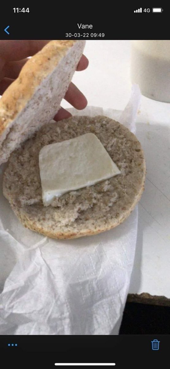 DENUNCIA | Así fue el "desayuno"  del día miércoles 30 de marzo en el colegio The Forst School en Pitrufquén.

Recordemos que JUNAEB terciariza los servicios de alimentación por cientos de millones de pesos, por lo que una empresa se adjudica o no según el precio que ofrezcan.