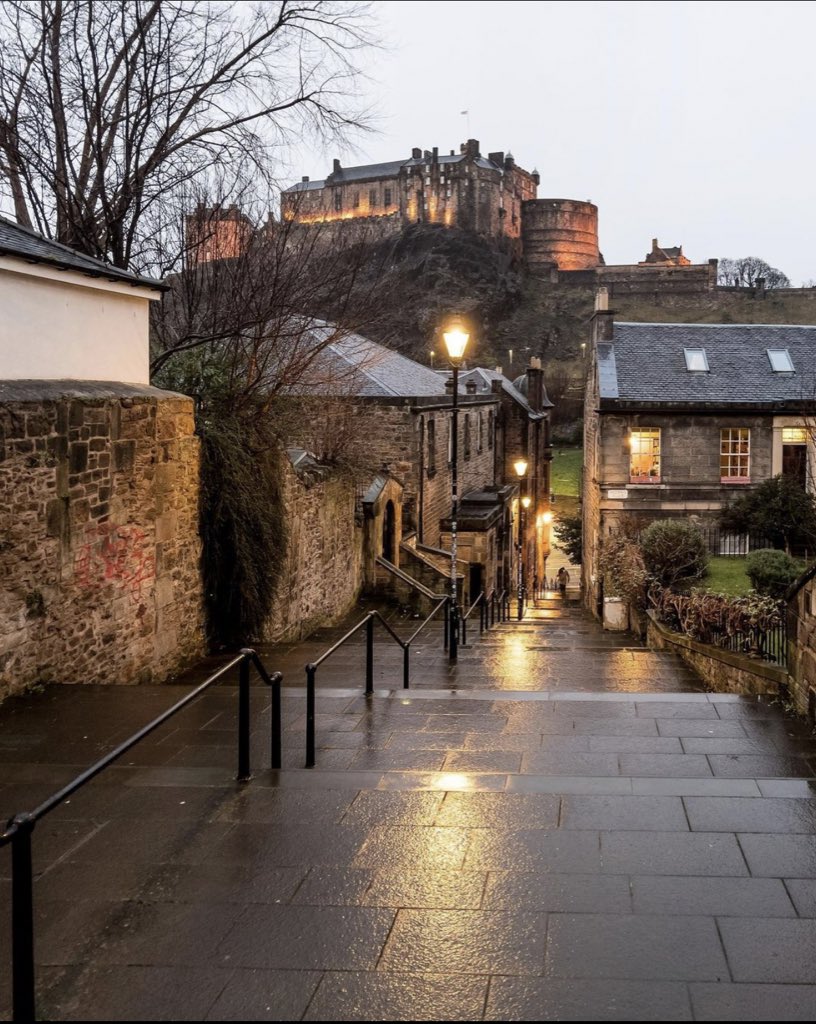 Moveln's tweet photo. Edinburgh is my favorite UK/Scottish city 🖤 i’ll come to you one day very soon inshaallah https://t.co/uIrPKE48uU