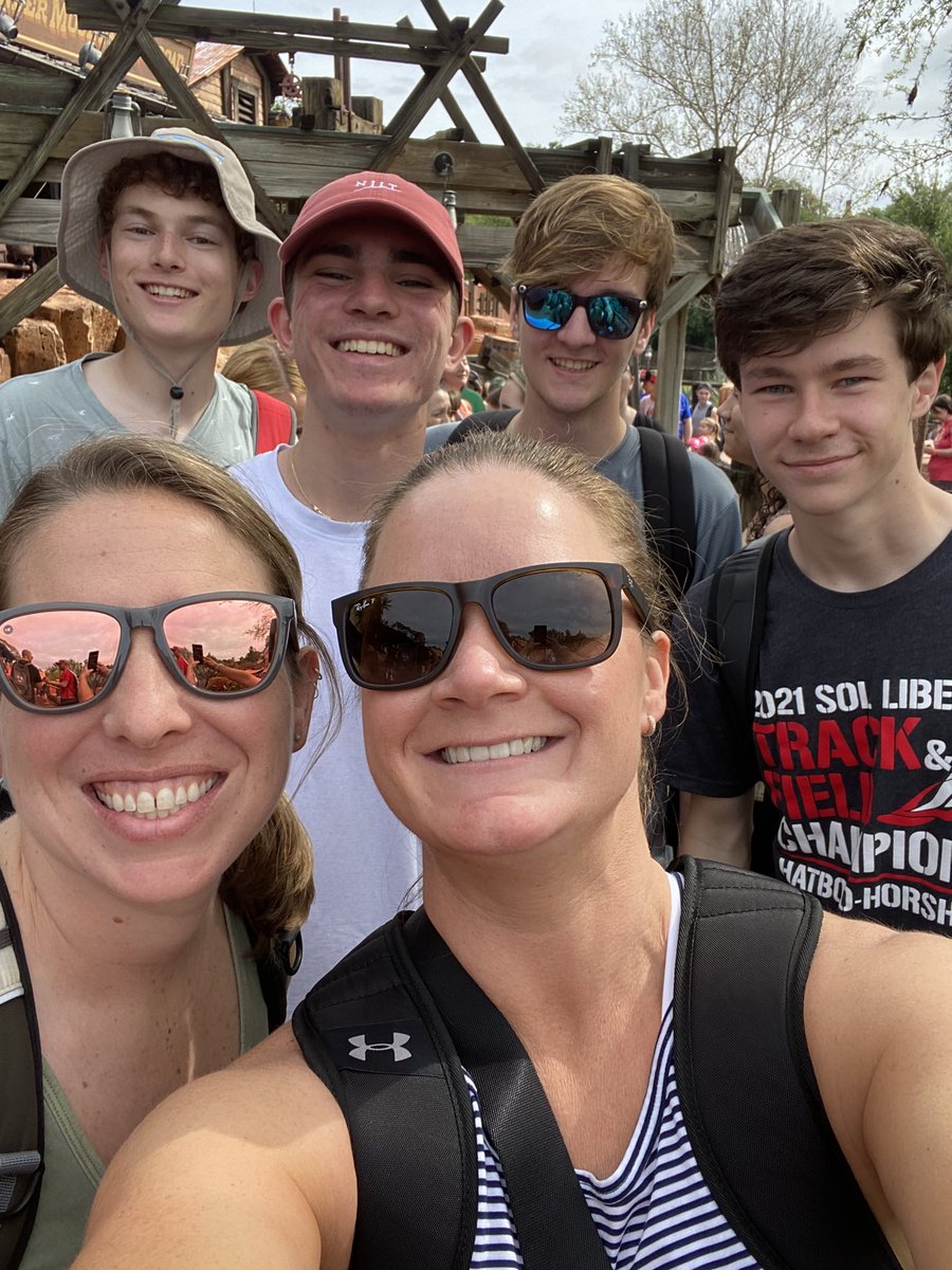 katelamp328's tweet photo. A magical day with HH seniors!!! 💫 https://t.co/yyYyLqYOXD