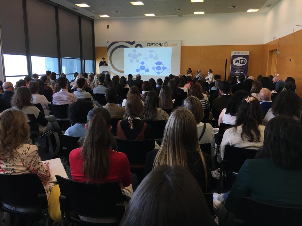 OPTOMcongreso's tweet photo. En esta conferencia patrocinada premium participan 👇

🔵 Víctor G. Molina, profesor en @Cunimad 

🔵 César Villa, investigador en @UEuropea 

🔵 Laura de Yñigo, directora del Instituto Essilor

🔵 Elena García, directora del @inop_optometria https://t.co/WMFtOXCFuF