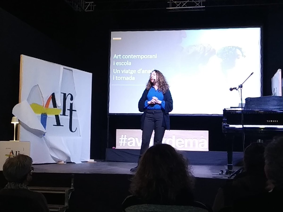 mesARTescoles's tweet photo. Ara sí! Comencem amb la 1a ponència! Com entén un gran museu com el @macba_barcelona l'educació a partir de l'#artcontemporani? Atents ara a @tonina1000 del #macbaBCN, que ens presenta "Art contemporani i escola. Un viatge d'anada i tornada".
#JornadesMésART #mésARTaLesEscoles https://t.co/KWIGHqstg2