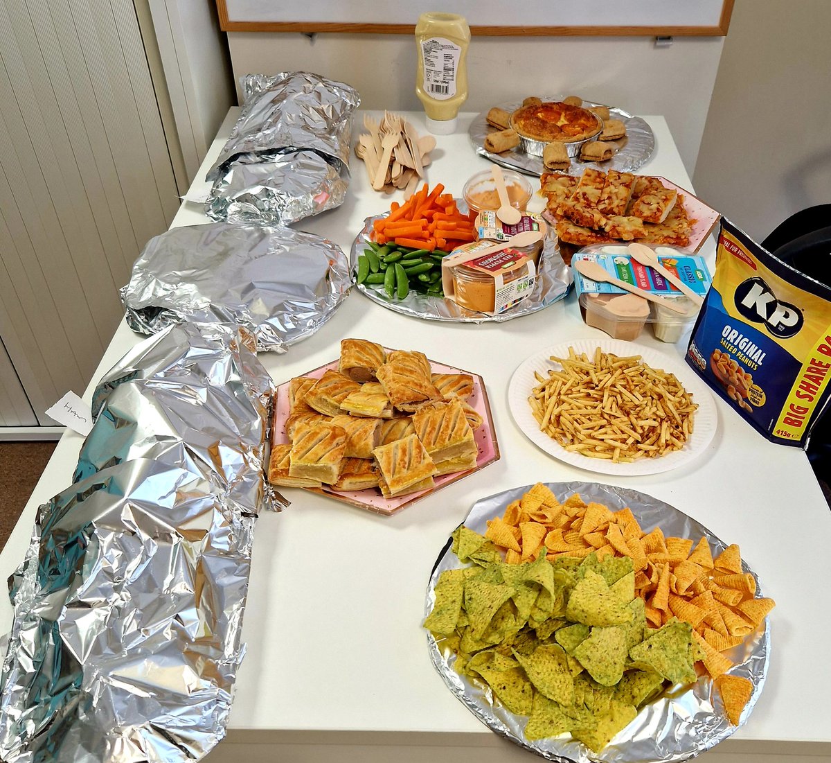 chuchi3651's tweet photo. Gorgeous send off for our fab Housing Officer Rachael, she will really be missed.
Great to be able to get together as a team, enjoy some home made buffet & plenty of laughs
#HullExtraCare team rocks ♥️ https://t.co/7qqz3g5zgl