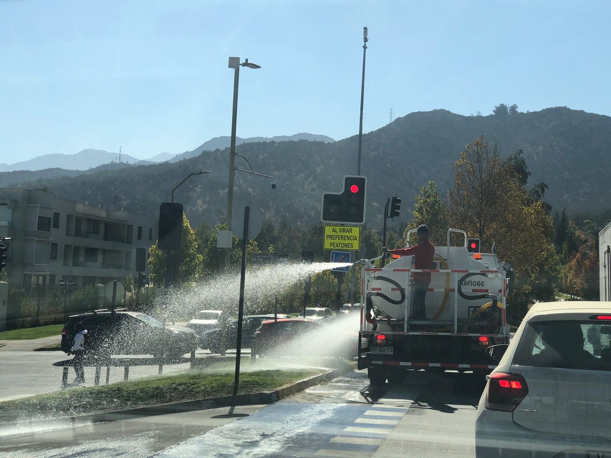 icampos1965's tweet photo. @danielapenaloza ahora en avda la Plaza con San Fco en SCarlos de Apqdo… esto es botar agua y se supone hay escasez https://t.co/fQfT7barVA