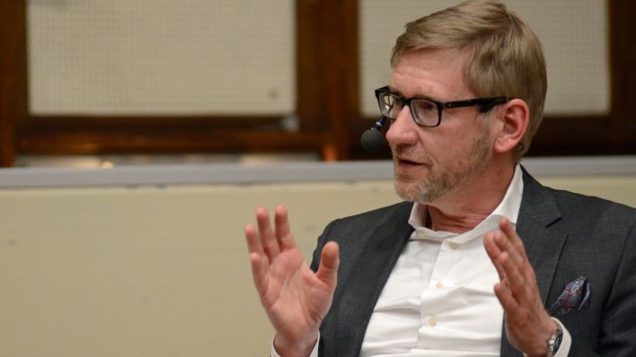 Beim "Forum Wirtschaft" hat DSLV-HGF <a href="/frank_huster/">Frank Huster</a> mit Wirtschaftsminister <a href="/joergstb/">Jörg Steinbach @joergstb.bsky.social</a>; <a href="/MFratzscher/">Marcel Fratzscher</a>, DIW und Dr. Matschke, VCI zu "Wirtschaft – zwischen Corona, Inflation und Krieg" diskutiert. Zu hören am Sonntag, 3. April (11 &amp; 20 Uhr) im @rbb24Inforadio
 inforadio.de/rubriken/debat…