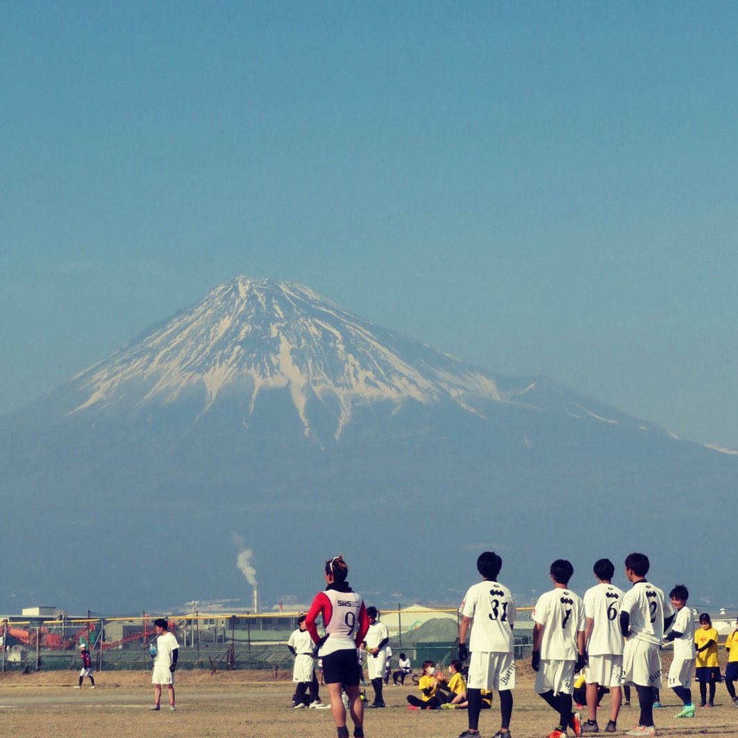 _batmanrolypoly's tweet photo. 新入生のみなさん入学おめでとうございます！！大学に入って新しいスポーツを初めてみませんか？捕って走って投げる究極のスポーツ「アルティメット」を一緒にやりましょう！ #愛知学院大学 #フライングディスク部 #アルティメット春から愛知学院大学 #春から愛学 #入学式 #新入生歓迎 https://t.co/c2vnlVIkvZ