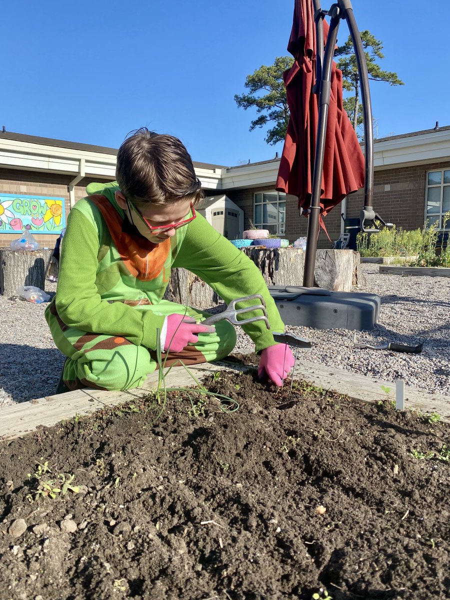 marietculver's tweet photo. Welcome to our newest member Jett, 5th grader to the #GardenBreakfastClub ☀️ ⁦@SeatackDream⁩ #CommunityGardenSeatack 🌱 ⁦@vbschools⁩ #PJDay #MathisDreamy ⁦@mathninja340⁩ #MathCounts2 https://t.co/hlPP3qZEdn