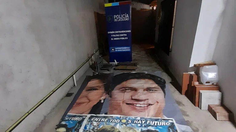 atlanticsurff's tweet photo. Detuvieron a quienes pusieron los afiches contra Cristina y allanaron su imprenta. Saben a quien pertenece? Al Kirchnerismo. Es la misma imprenta que le hizo la campaña en 2019. Se les cayó la operación, genios del voto. 👇👊💣🤘 https://t.co/2uIacwnWLt