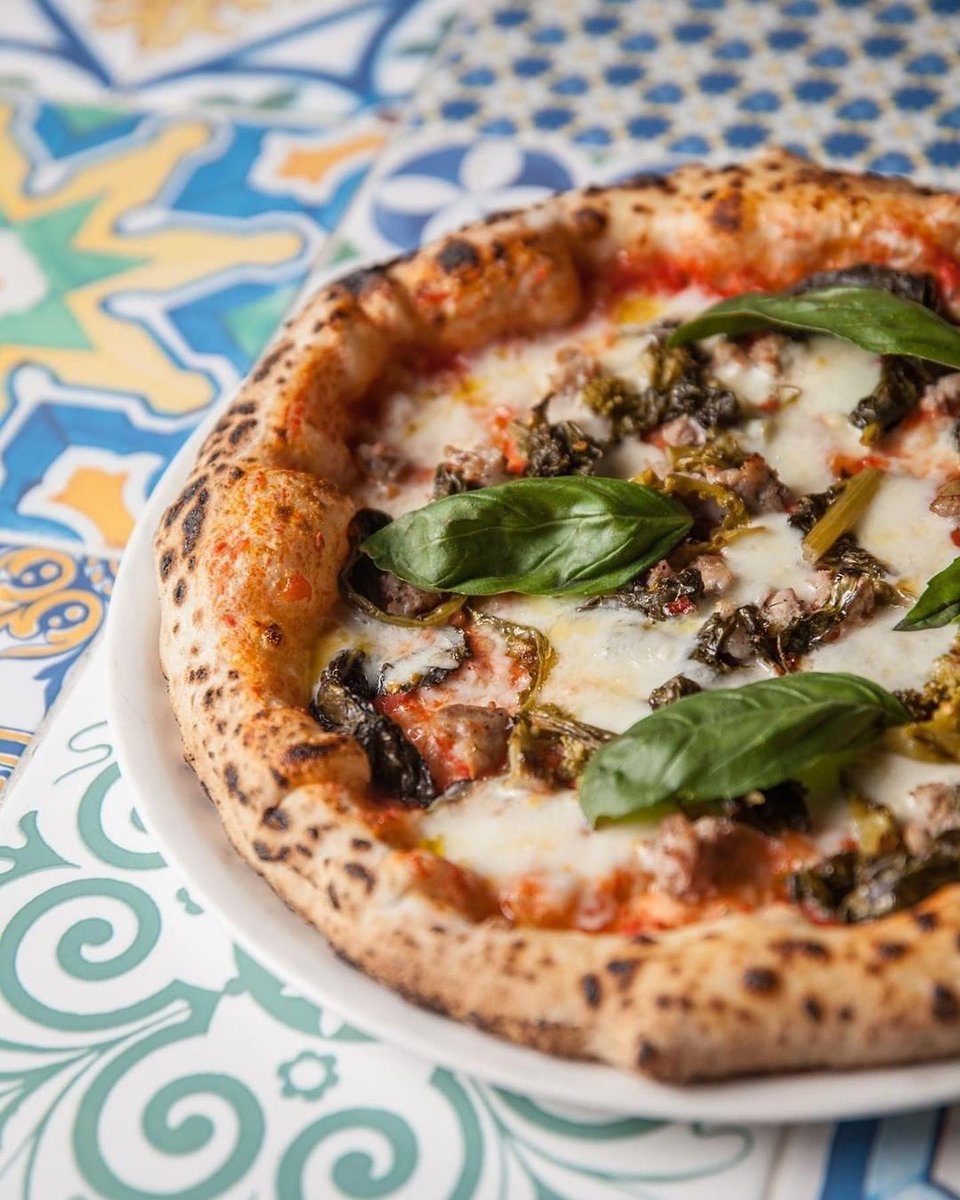 Get a slice of this! The Neapolitan pizza pros are back with us this Saturday with their gorgeous wood-oven and only the finest Italian and British ingredients 🇮🇹🍕 <a href="/sud_italia/">SUD ITALIA</a>  are the best to do it, and if you haven’t tried them before, Saturday’s the day!